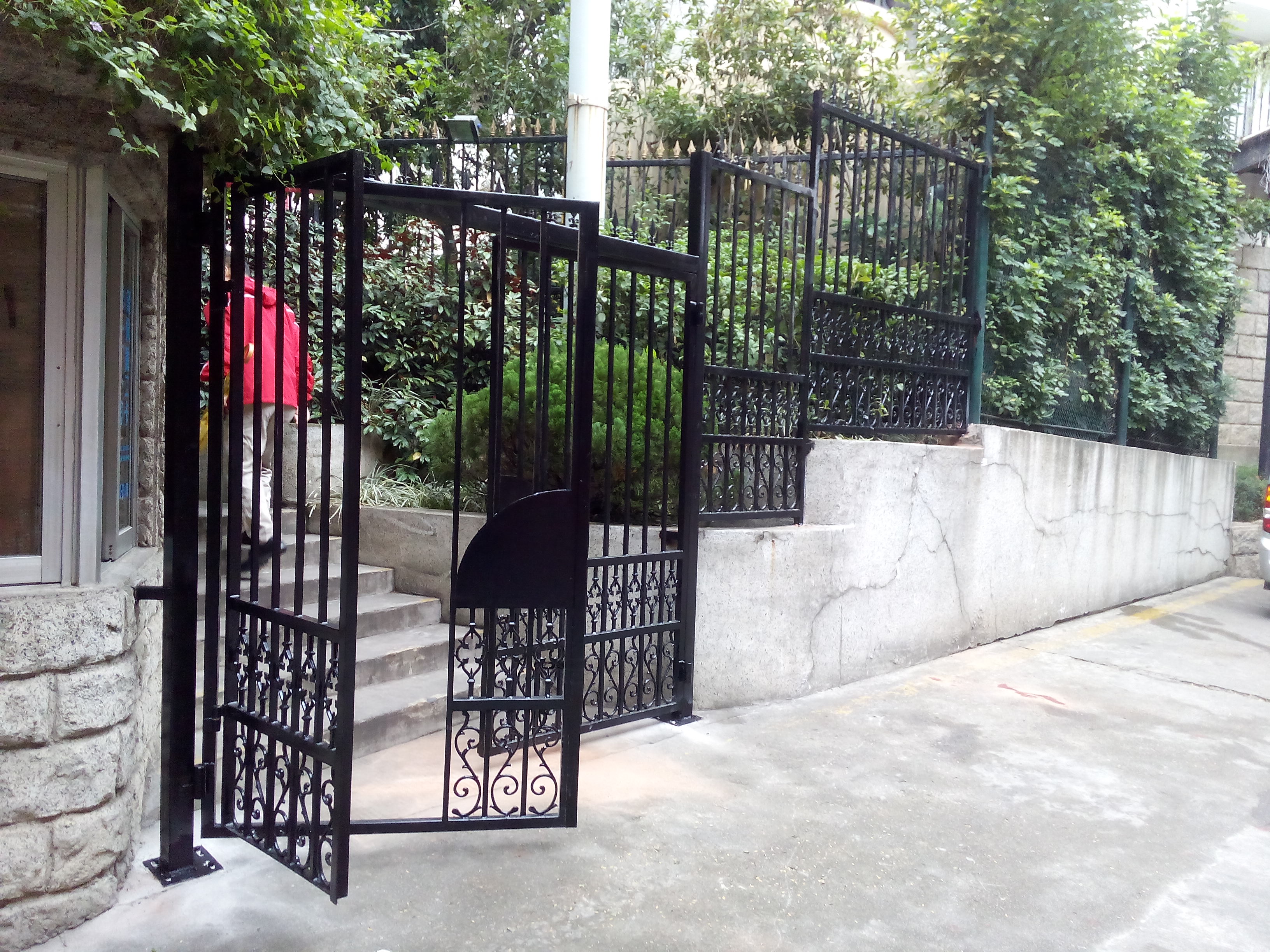 深圳电动铁艺门 深圳天下之窗人工通道电动铁艺门装置