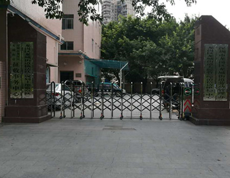 深圳市尊龙凯时龙岗街道办装置黑金刚电动伸缩门项目