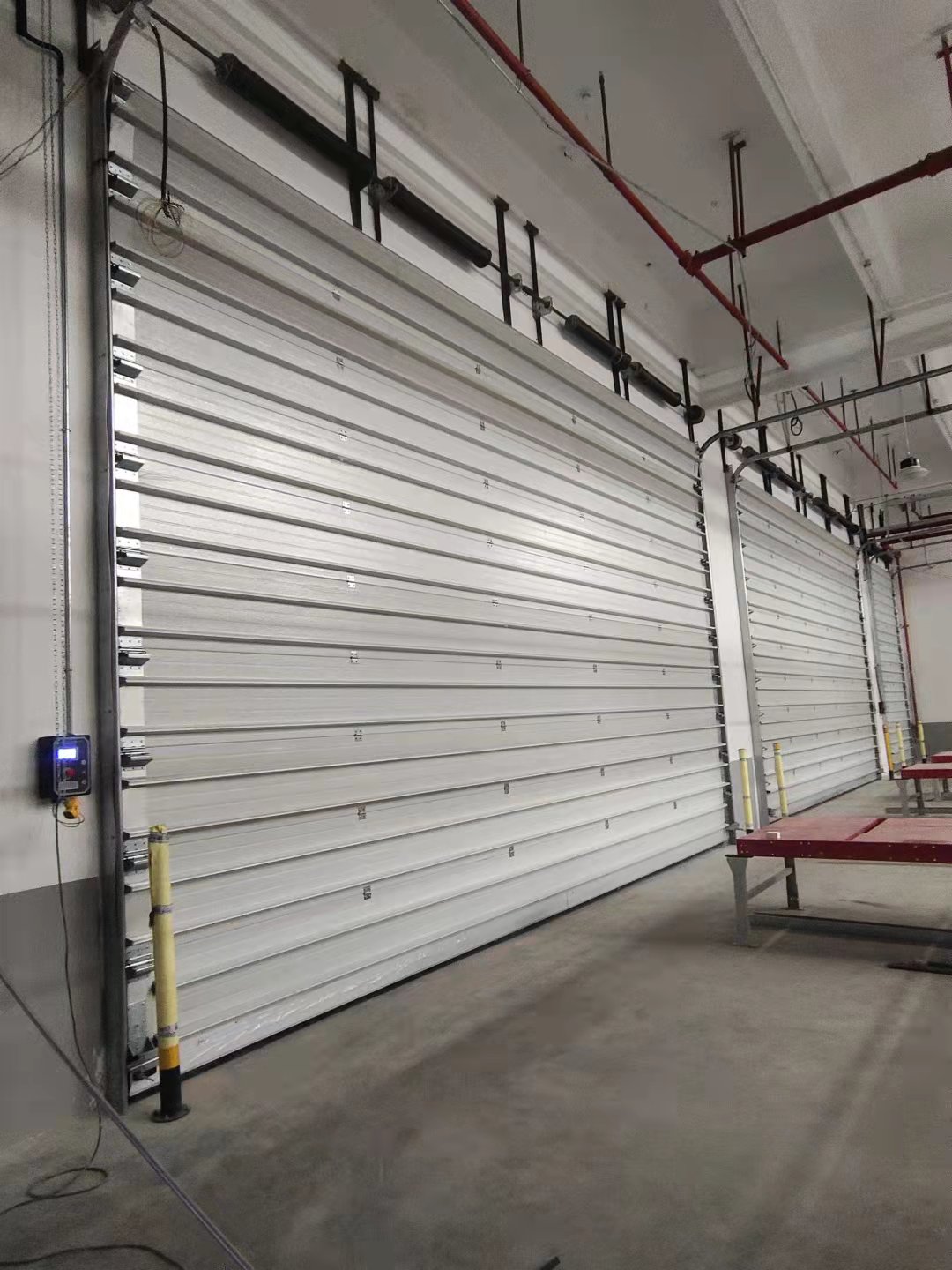 华侨城物流园翻板电动门装置现场