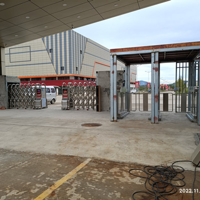 汕尾陆河伟泰新型建材装置车牌识别伸缩门通道闸电子哨兵
