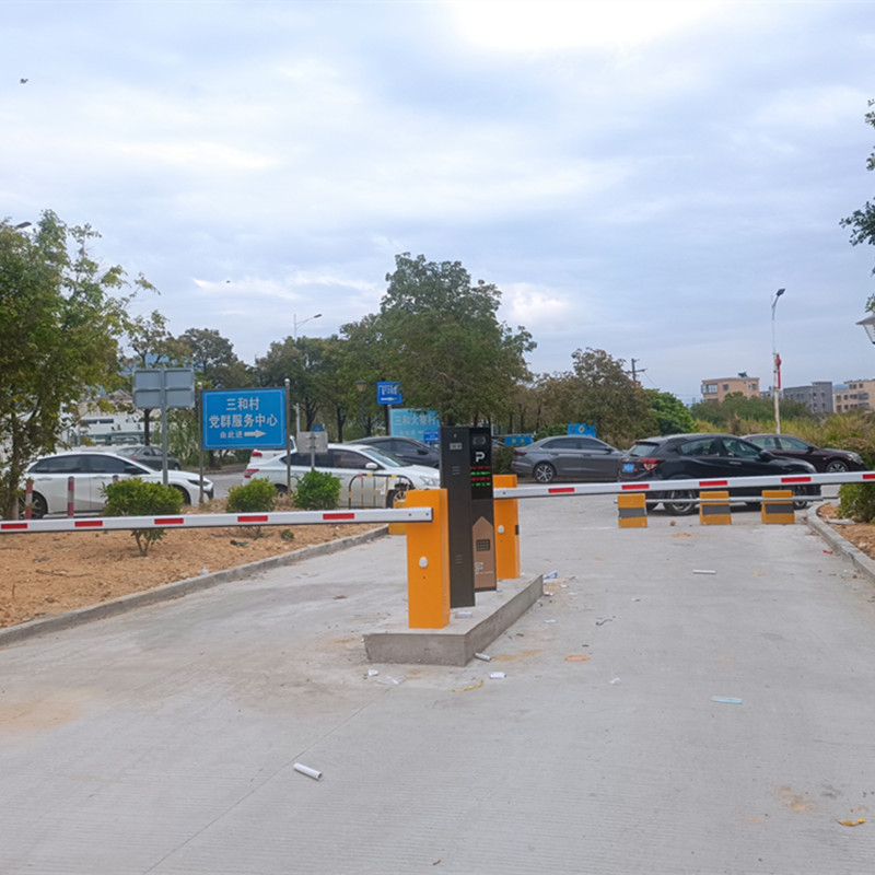 汕尾市红草镇中心停车场装置三丰道闸无人值守车牌识别系统