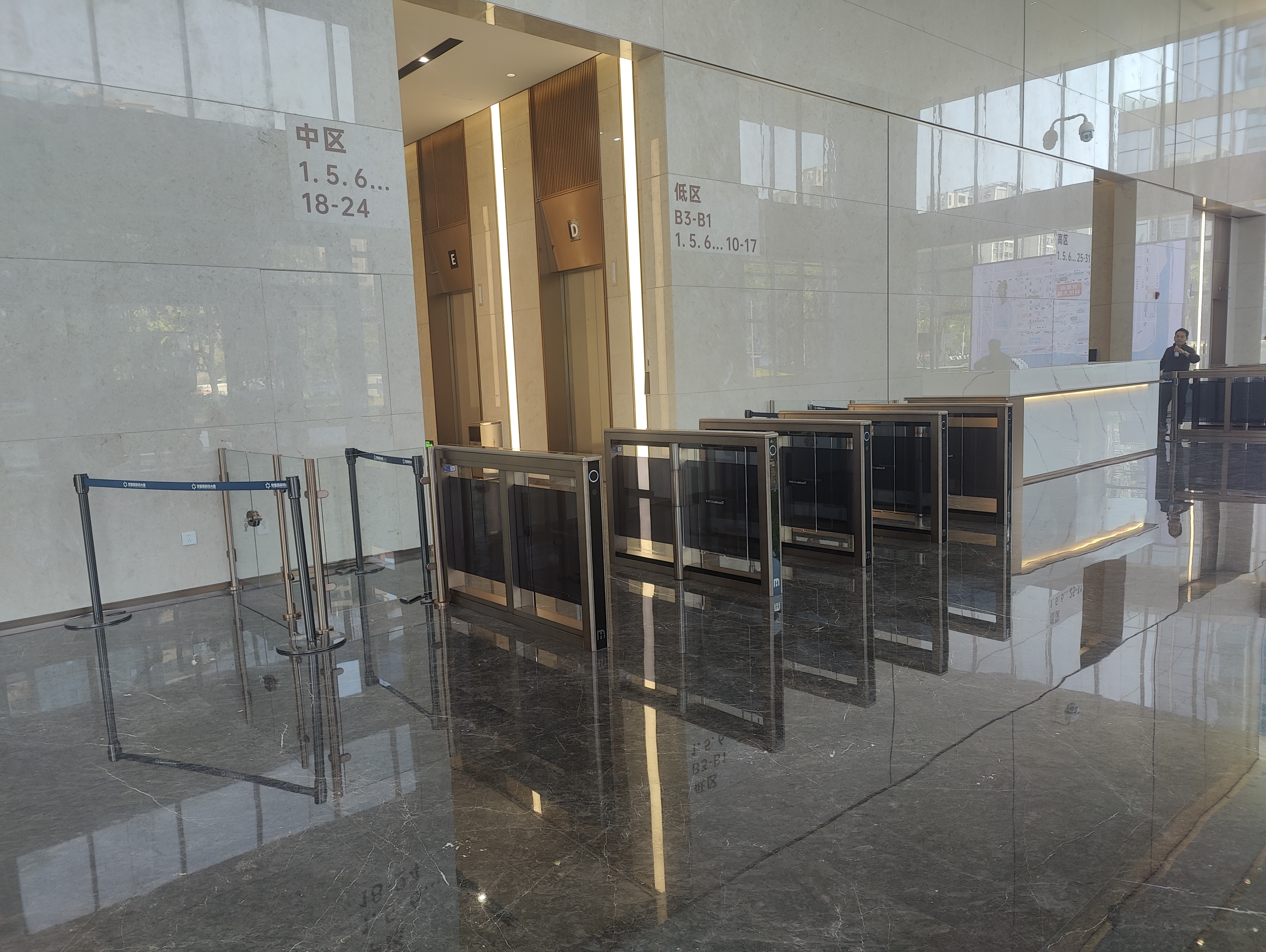 深圳灵星雨科技大厦大门收支口装置员工打卡智能道闸项目